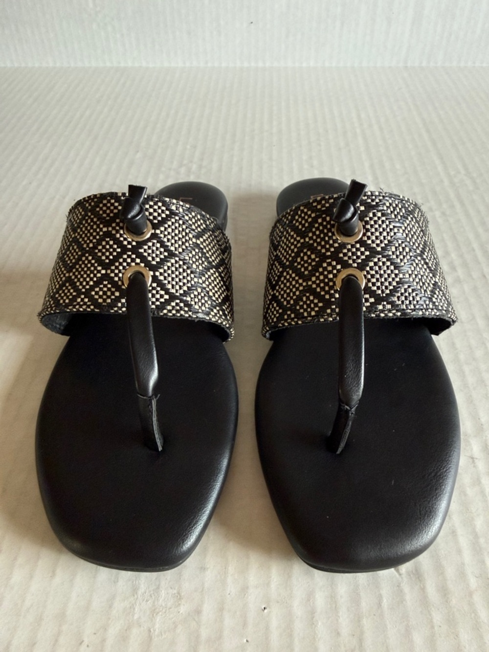 NWOT Lauren Conrad Wren Thong Sandal - Picture 7 of 10